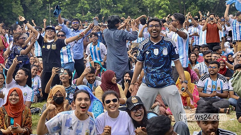 জর্ডানকে ৩–১ গোলে হারানোর পর রোববার সকালে ঢাকা বিশ্ববিদ্যালয়ের মুহসীন হল আর্জেন্টাইন সমর্থকদের উল্লাস