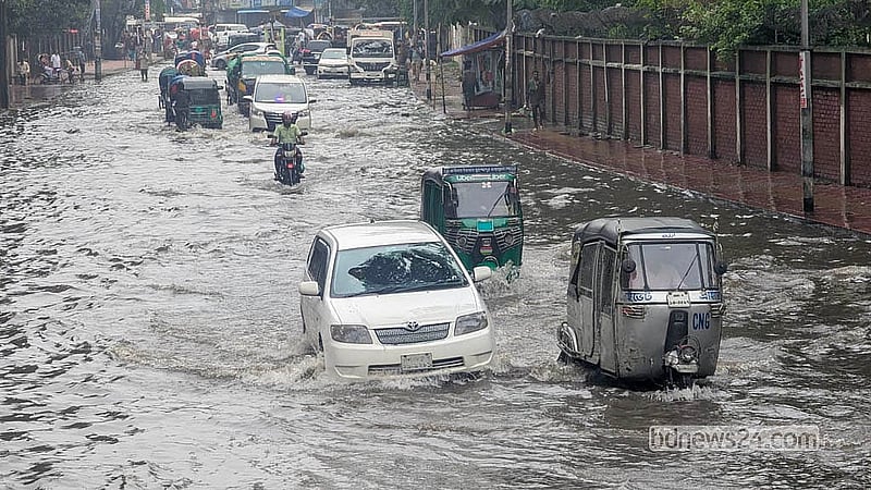 কয়েক দিনের ভারি বৃষ্টিতে ঢাকা বিশ্ববিদ্যালয়ের কার্জন হলের সামনের সড়কে জলাবদ্ধতা দেখা দিয়েছে। সড়ক তলিয়ে যাওয়ায় সিএনজি চালিত অটোরিকশা, প্রাইভেটকার ও রিকশার মতো বাহন সোমবার চলেছে ধীরগতিতে।