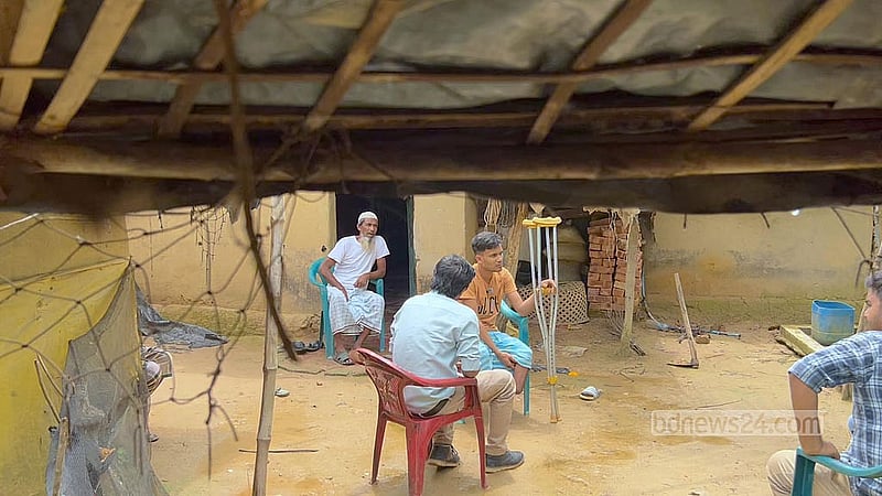 এক পা হারিয়ে এখন ঘরে বসেই সময় কাটে হানিফের। 