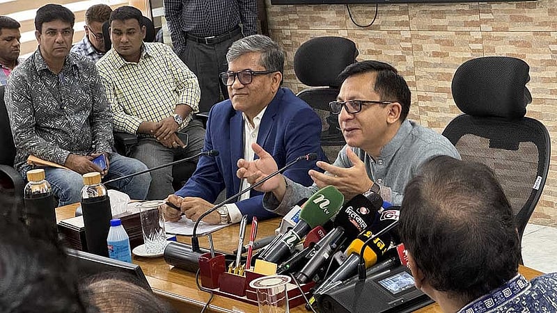 সচিবালয়ে বাণিজ্য মন্ত্রণালয়ের সম্মেলন কক্ষে সংবাদ সম্মেলনে বক্তব্য রাখেন বাণিজ্যমন্ত্রী খন্দকার আব্দুল মুক্তাদির 