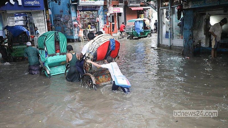 দিনভর ভারি বর্ষণে পুরান ঢাকায় বাংলাদেশ মাঠ সংলগ্ন সড়কে পানি জমায় দুর্ভোগে পড়েছেন স্থানীয় বাসিন্দারা