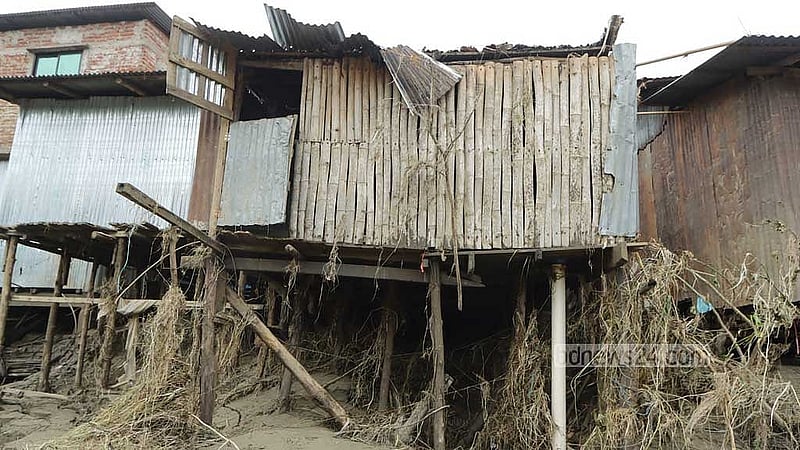 সাঙ্গু নদীর পাড়ে পানির তোড়ে লণ্ডভণ্ড ঘর।