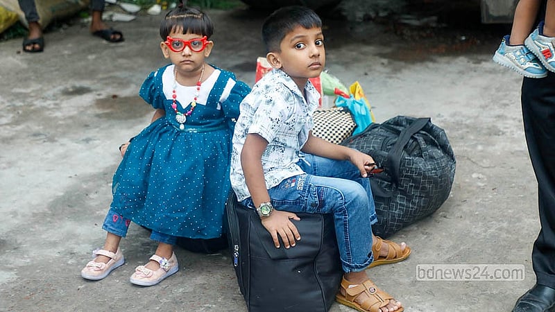 রাজধানীর দোলাইরপাড়ে মঙ্গলবার বাসের অপেক্ষায় দুই শিশু