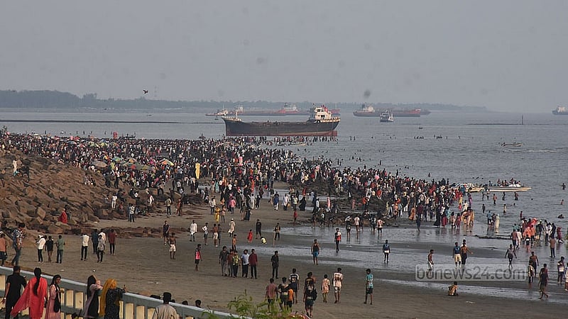 ঈদের ছুটিতে শুক্রবার পতেঙ্গা সমুদ্র সৈকত ছিল পর্যটকদের পদভারে মুখরিত