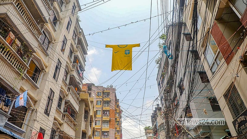 রাজধানীর মিরপুরের ইব্রাহীমপুরে আর্জেন্টিনার বিশাল জার্সির পাশে ব্রাজিলের একটি জার্সি ঝুলিয়েছেন সমর্থকরা