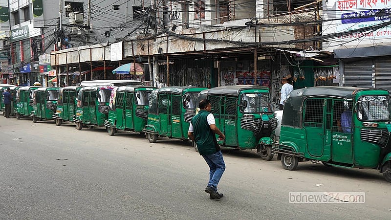 গ্যাস নেওয়ার অপেক্ষায় সিএনজি ফিলিং স্টেশনের বাইরে যানবাহনের দীর্ঘ লাইন। সোমবার ঢাকার রামপুরা হাজীপাড়া এলাকার একটি ফিলিং স্টেশনের চিত্র