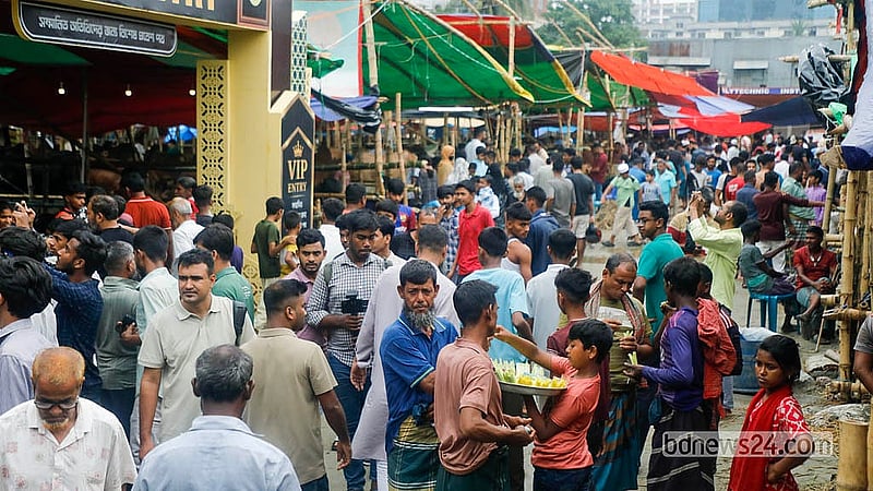 তেজগাঁও কোরবানির পশুর হাটে ক্রেতা-দর্শনার্থীদের ভিড় দেখা যায় শুক্রবার। গরু ব্যবসায়ীরা বলছেন, বেচাকেনা এখনো শুরু হয়নি