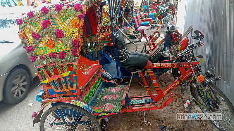 তেজগাঁও শিল্পাঞ্চল এলাকায় ফুটপাতের বড় অংশ জুড়ে রয়েছে ব্যাটারির রিকশার গ্যারেজ