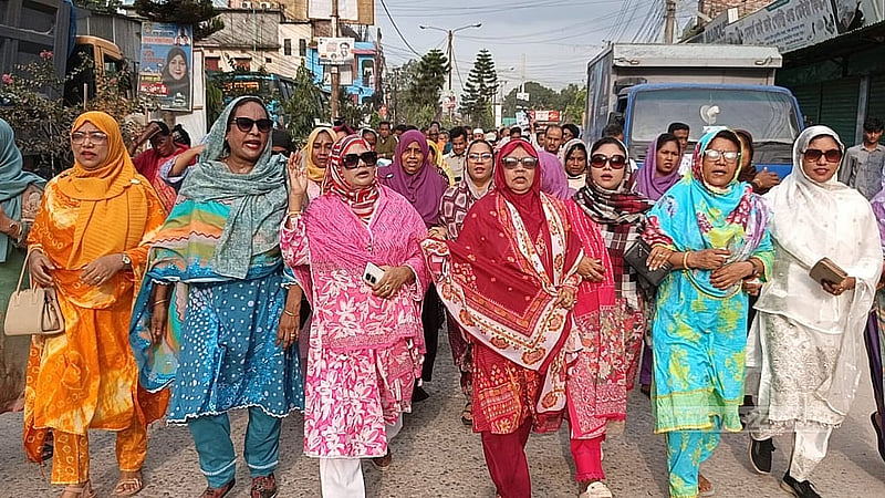 জেলা বিএনপির কার্যালয় থেকে আনন্দ মিছিল বের হয়। 