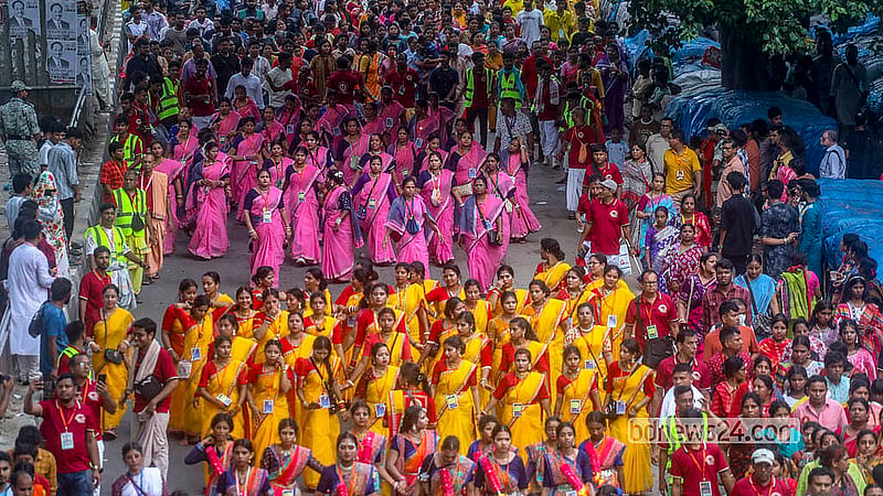 সনাতন ধর্মাবলম্বীদের রথযাত্রা উৎসবে বৃহস্পতিবার বাহারি সাজপোশাকে দেখা যায় নারীদের