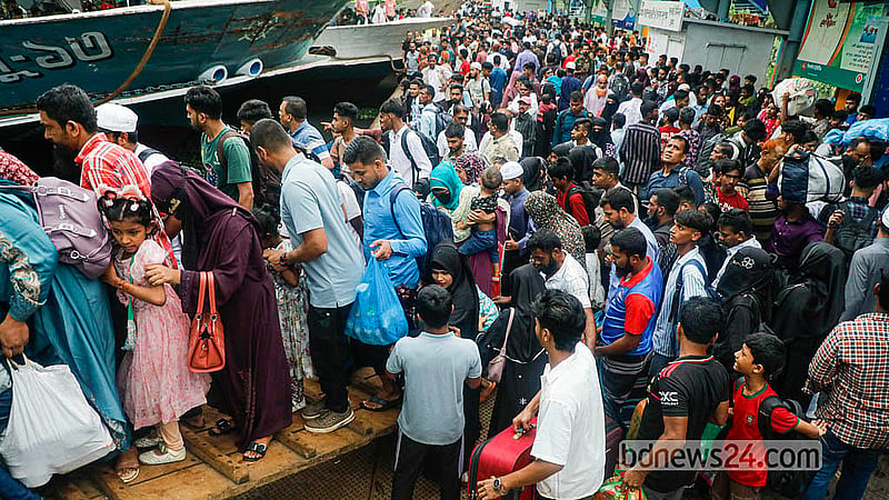 ঢাকার সদরঘাটে মঙ্গলবার দক্ষিণাঞ্চলের ঘরমুখো মানুষের চাপ দেখা যায়