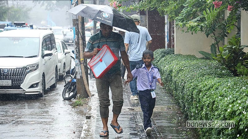 বৃষ্টিতে ভ্যাপসা গরম কেটে আবহাওয়া শীতল হলেও রাজধানীতে স্কুলগামী শিক্ষার্থী ও অভিভাবকরা পড়েন ভোগান্তিতে। কাকরাইল এলাকা থেকে তোলা