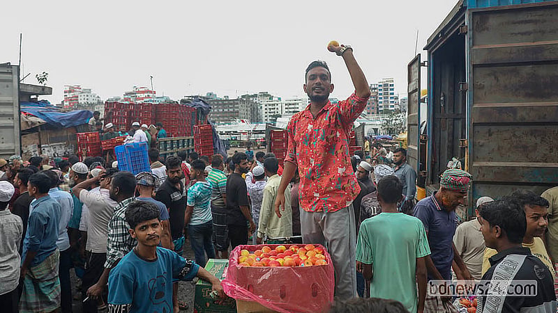 রাজধানীর বাদামতলী ফলের আড়তে আমদানি করা আপেল,মাল্টা ও আঙুরের কেনাবেচায় ব্যস্ত সময় পার করছেন ব্যবসায়ী ও ক্রেতারা