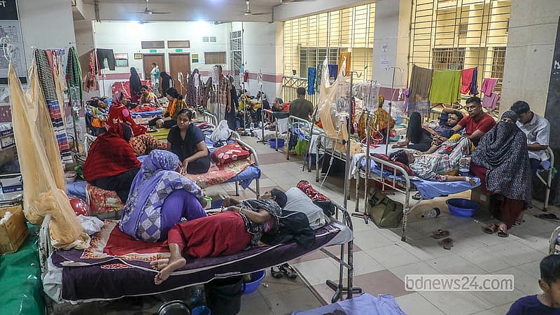 রাজধানীর মুগদা মেডিকেল কলেজ হাসপাতালে ডেঙ্গু আক্রান্ত রোগীর চাপ বাড়ছে। ছোটদের জন্য অষ্টম তলা, আর বড়দের জন্য ১১তলা