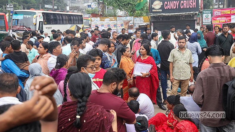 মধ্য রাত থেকেই অপেক্ষা; যমুনা ফিউচার পার্কের ভারতীয় ভিসা আবেদন কেন্দ্রের গেটের সামনে জড়ো হওয়া শত শত ভিসা প্রত্যাশীর ভিড়