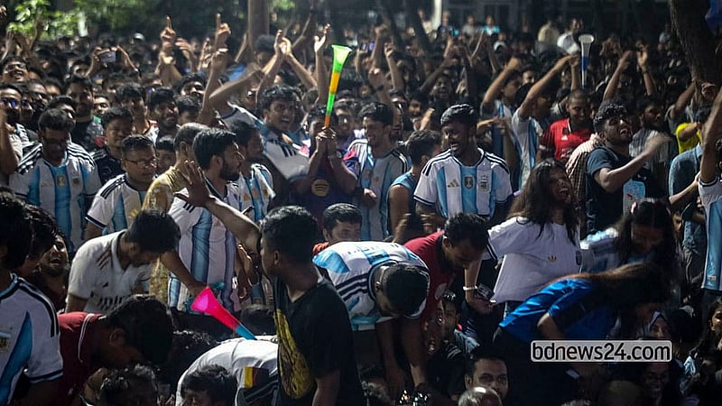 অস্ট্রিয়ার বিপক্ষে জয়ের পর সোমবার রাতে পুরান ঢাকার জগন্নাথ বিশ্ববিদ্যালয় ক্যাম্পাসে আর্জেন্টিনা সমর্থকদের উল্লাস