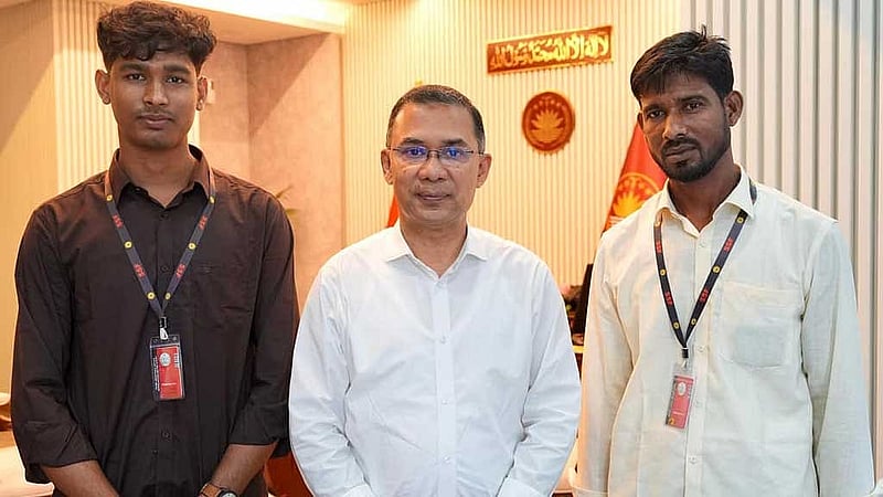 প্রধানমন্ত্রী তারেক রহমানের সঙ্গে তরুণ উদ্ভাবক সাজ্জাদুল ইসলাম (বামে)। ছবি পিএমও