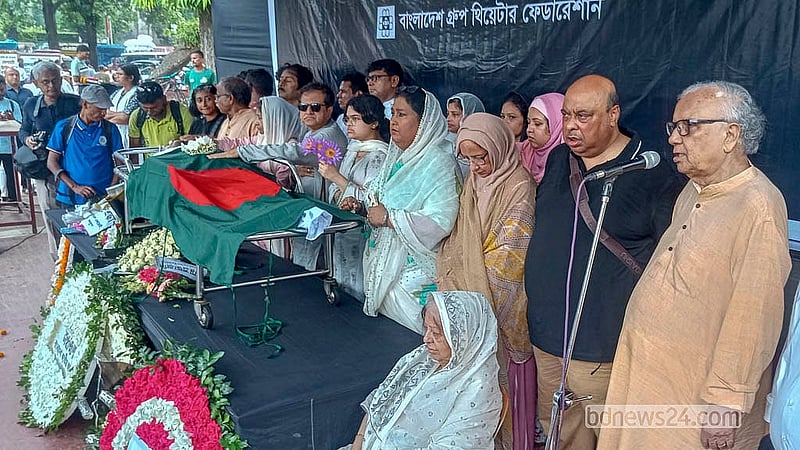 কেন্দ্রীয় শহীর মিনারে মঙ্গলবার চিত্রশিল্পী মুস্তাফা মনোয়ারের কফিনে শ্রদ্ধা জানিয়ে কথা বলেন নাট্যকার অভিনেতা রামেন্দু মজুমদার