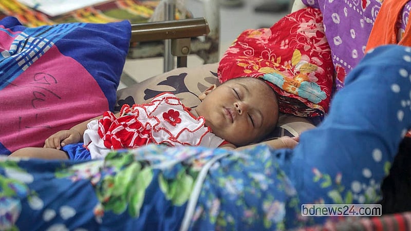 হামে আক্রান্ত এক শিশু চিকিৎসা নিচ্ছে রাজধানীর মুগদা মেডিকেল কলেজ হাসপাতালে