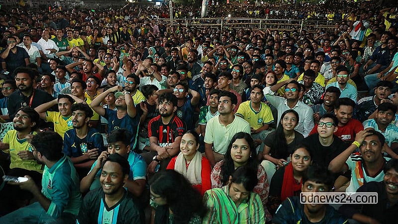 বড় পর্দায় ব্রাজিল ও জাপানের মধ্যকার খেলা দেখতে সোমবার রাতে ঢাকা বিশ্ববিদ্যালয়ের টিএসসি প্রাঙ্গণে সমর্থকদের ভিড়
