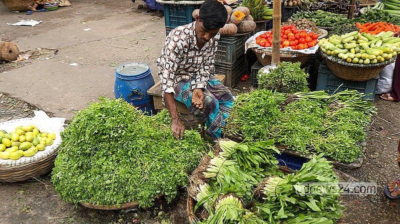রাজধানীর কারওয়ান বাজারে প্রায় সব ধরনের সবজির দামই এখন স্বাভাবিক সময়ের তুলনায় বেশি। মঙ্গলবার কাঁকরোল বিক্রি হচ্ছে ৭০ টাকা কেজি দরে, করলা ১২০ টাকা, পটল ৭০ টাকা, ঢ্যাঁড়স ৮০ টাকা, টমেটো ১০০ টাকা, বরবটি ১২০ টাকা, মিষ্টি কুমড়া ৬০ টাকা, গাজর ১০০ টাকা, শসা ৭০ থেকে ৮০ টাকা, লাউ ১০০ টাকা এবং বেগুন ১২০ থেকে ১৫০ টাকা কেজি দরে
