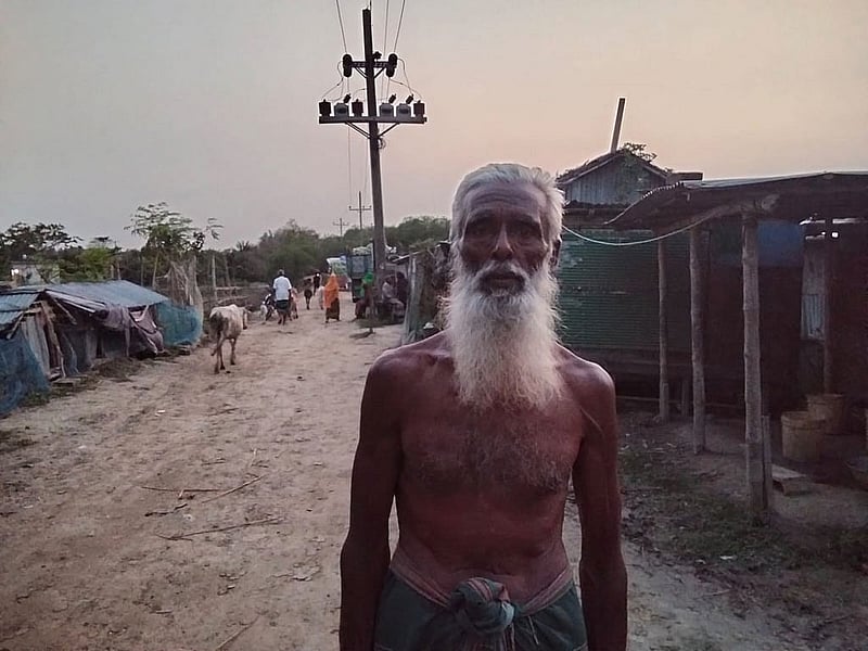 কোমরের ব্যথা বেড়ে গেলে বাবর আলী স্থানীয় দোকান থেকে ‘ব্যথার বড়ি’ কিনে খান। খরচের কথা ভেবে ডাক্তার দেখাতে যেতে পারেন না।
