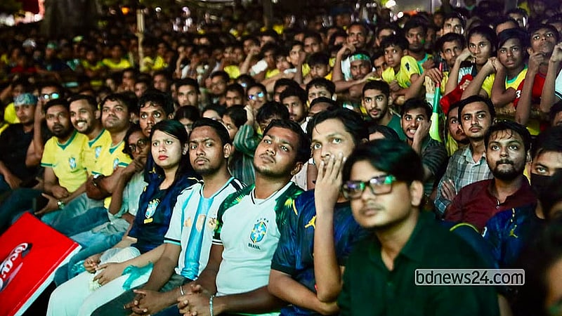 বিশ্বকাপে ব্রাজিল বনাম নরওয়ে শ্বাসরুদ্ধকর ম্যাচ দেখতে টিএসসির পায়রা চত্বরে ফুটবলপ্রেমীদের ঢল