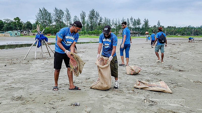 আন্তর্জাতিক সমুদ্র দিবস উপলক্ষে শুক্রবার ও শনিবার কক্সবাজার সমুদ্র সৈকতে চালানো হয় পরিচ্ছন্নতা অভিযান। প্রতি বছরের ৮ জুন এই দিবস পালন করা হয়ে থাকে
