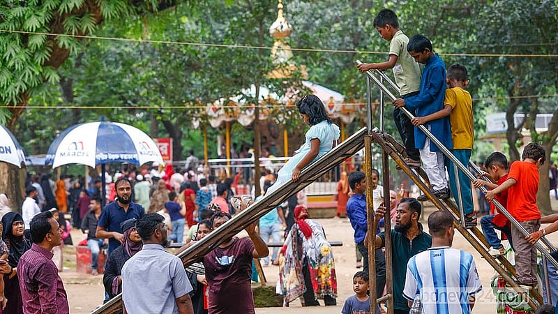 কোরবানির ঈদের ছুটিতে মিরপুর জাতীয় চিড়িয়াখানায় দর্শনার্থীদের ভিড়।