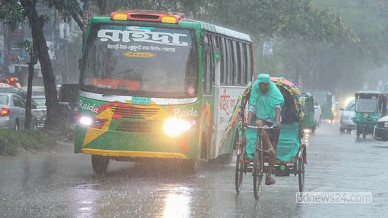 ঢাকার রামপুরায় মঙ্গলবার দুপুরে ভারি বৃষ্টিতে চারদিক অন্ধকার হয়ে যায়। ফলে হেডলাইট জ্বালিয়ে চলাচল করতে হয় অনেক যানবাহনকে