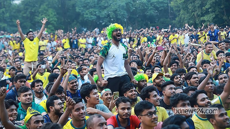 সি গ্রুপের ম্যাচে স্কটল্যান্ডকে হারানো পর বৃহস্পতিবার ভোরে উল্লসিত ঢাকা বিশ্ববিদ্যালয়ের মুহসীন হল মাঠে বড় পর্দায় খেলা দেখতে আসা ব্রাজিল সমর্থকরা