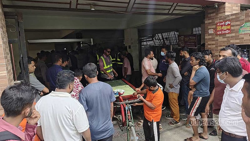 এক হাজার টাকা করে নিয়ে হকারদের ভ্যান রাখা হত এ ভবনে।