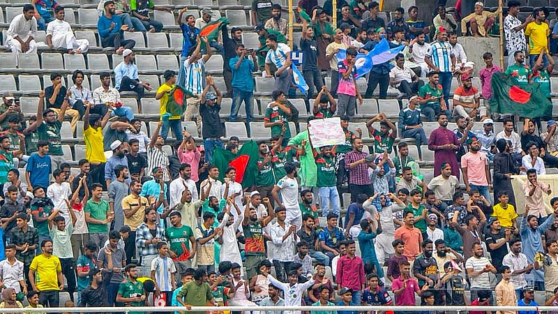 অস্ট্রেলিয়ার সঙ্গে ওয়ানডে জয়ের পর গ্যালারিতে দর্শকদের উল্লাস
