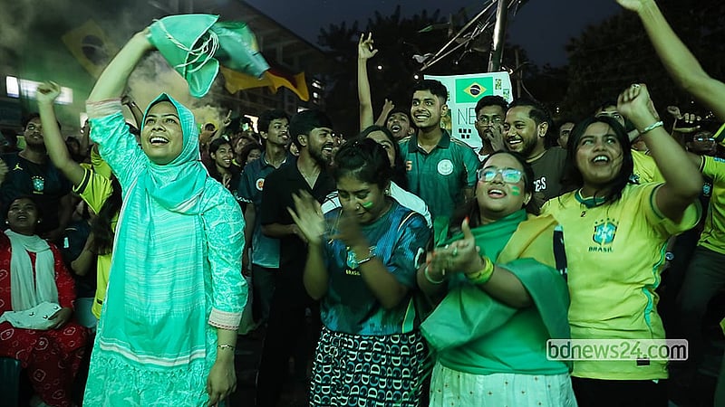 স্কটল্যান্ডের বিপক্ষে ম্যাচ জয়ের পর বৃহস্পতিবার ভোরে ঢাকা বিশ্ববিদ্যালয় টিএসসি এলাকায় ব্রাজিলের সমর্থকদের উল্লাস। বিশ্বকাপের ‘সি’ গ্রুপের এই ম্যাচে স্কটল্যান্ডকে ৩-০ গোলে হারিয়ে সহজ জয়ে নকআউটে উঠল পাঁচবারের বিশ্ব চ্যাম্পিয়নরা