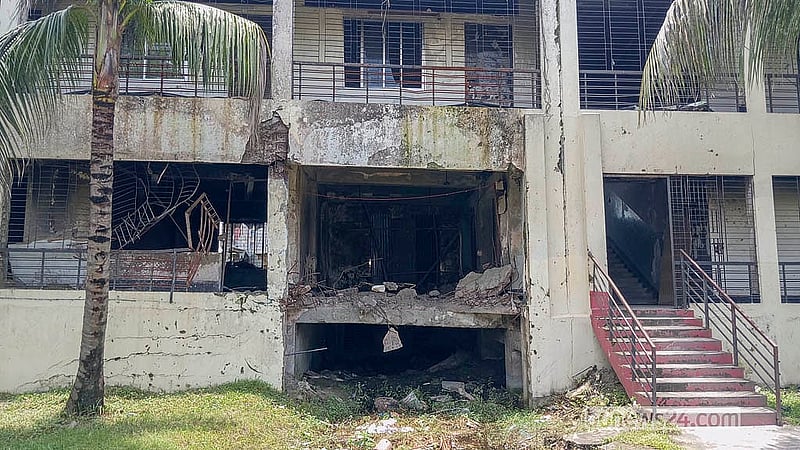 এক বছর আগে বাংলাদেশ বিমানবাহিনীর প্রশিক্ষণ যুদ্ধবিমান বিধ্বস্তের ঘটনায় মাইলস্টোন স্কুল অ্যান্ড কলেজের এই ভবন ক্ষতিগ্রস্ত হয়