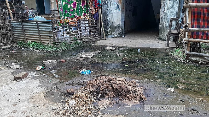 শাহজাহানপুর রেলওয়ে কলোনি এলাকায় কোরবানির পশুর হাট বসানোয় বিভিন্ন ভবনের সামনে জমে আছে ময়লা-আবর্জনা