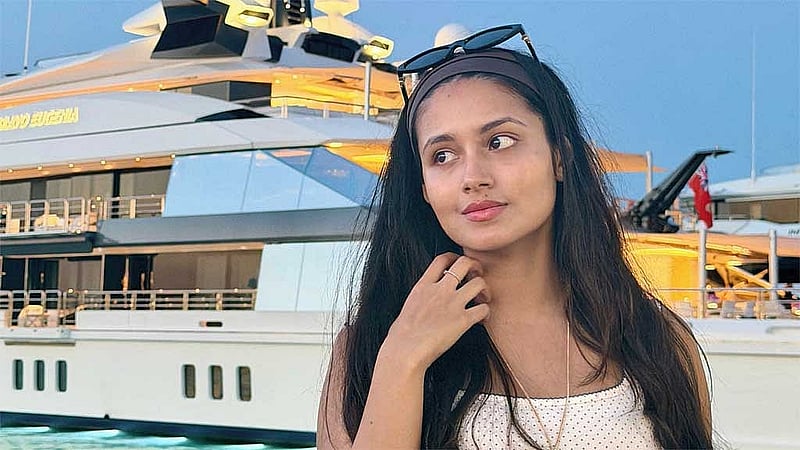 ছবিতে রূপটানহীন চেহারায় পাওয়া গেছে ফারিণকে।