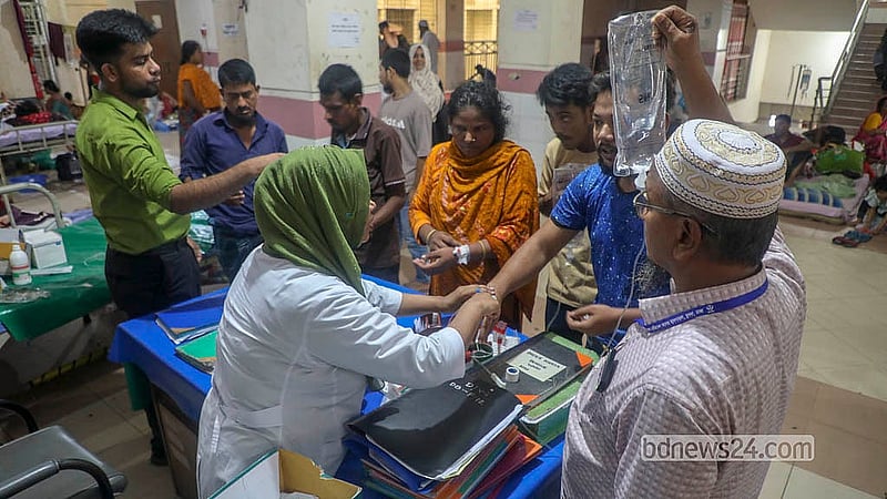 রাজধানীর মুগদা মেডিকেল কলেজ হাসপাতালে চিকিৎসা নিচ্ছেন ডেঙ্গু আক্রান্ত রোগীরা