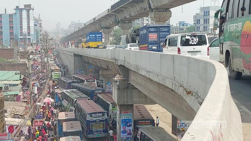 গাজীপুরের মহসড়কে মঙ্গলবার সকালের দৃশ্য।