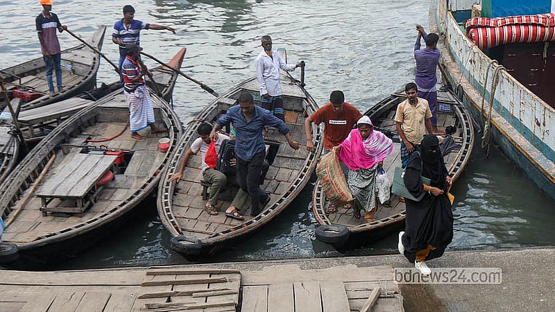 রাজধানীর কেরাণীগঞ্জের তেলঘাটে যাত্রীর অপেক্ষায় ইঞ্জিন চালিত নৌকার মাঝিরা