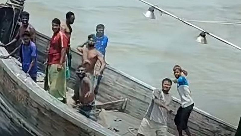 ফেইসবুকে ছড়িয়ে পড়া একটি ভিডিওতে নৌকা থেকে লাইটার জাহাজে পাথর ছুড়তে দেখা যায়। লাইটারেজ শ্রমিক ইউনিয়নের দাবি, পেতে রাখা জালে জাহাজ আটকে গেলে এভাবে পাথর ছোড়া হয়। জাল কাটতে গেলে ক্ষতিপূরণ দাবি করা হয়। ভিডিও থেকে নেওয়া ছবি।