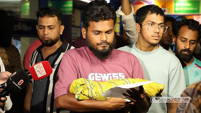 রাজধানীর মগবাজারে আদ-দ্বীন মেডিকেল কলেজ হাসপাতালে মারা যাওয়া কন্যা শিশুকে কোলে নিয়ে এক পিতা। ফাইল ছবি