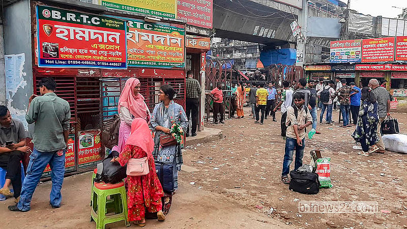 ফুলবাড়িয়া টার্মিনালে বাস না থাকলেও দক্ষিণাঞ্চলের বিভিন্ন রুটের বাস কাউন্টার রয়েছে খোলা। যাত্রীরাও আসছেন, টিকেটও কাটছেন