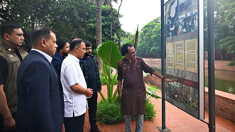 জুলাই গণঅভ্যুত্থান দিবসে বুধবার জুলাই স্মৃতি জাদুঘরের উদ্বোধন শেষে জাদুঘরের বিভিন্ন অংশ ঘুরে দেখেন প্রধানমন্ত্রী তারেক রহমান