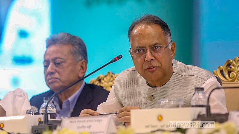 ঢাকার ওসমানী স্মৃতি মিলনায়তনে বাজেট পরবর্তী সংবাদ সম্মেলনে সাংবাদিকদের সঙ্গে কথা বলেন বিদ্যুৎ ও জ্বালানিমন্ত্রী ইকবাল হাসান মাহমুদ টুকু
