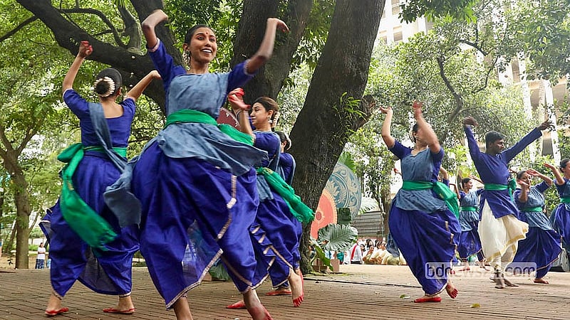 ঢাকা বিশ্ববিদ্যালয়ের চারুকলা অনুষদের বকুলতলায় শুক্রবার সকালে নাচের ছন্দে ও তালে হয়ে গেল বর্ষাবরণ আয়োজন ‘ঘনঘটা ২’
