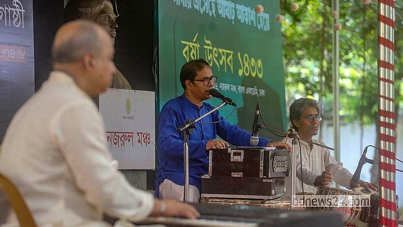 বাংলা একাডেমির নজরুল মঞ্চে সোমবার উদীচী শিল্পীগোষ্ঠীর বর্ষা উৎসবে সংগীত পরিবেশন করেন শিল্পীরা