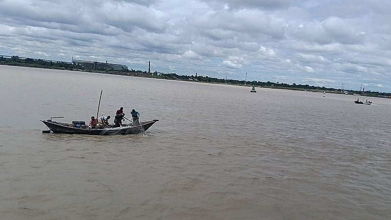 বুধবার বন্দর, নৌবাহিনী ও কোস্টগার্ডের যৌথ অভিযানে চট্টগ্রাম বন্দরের চ্যানেলে মাছ ধরার জাল পেতে রাখার প্রমাণ মেলে। ছবি: চট্টগ্রাম বন্দর কর্তৃপক্ষ