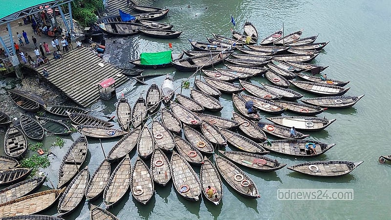 অলস ‍দুপুরে যাত্রীর চাপ কমে যাওয়ায় রাজধানীর কেরাণীগঞ্জের তেলঘাট এলাকায় দেখা গেল সারি সারি নৌকা