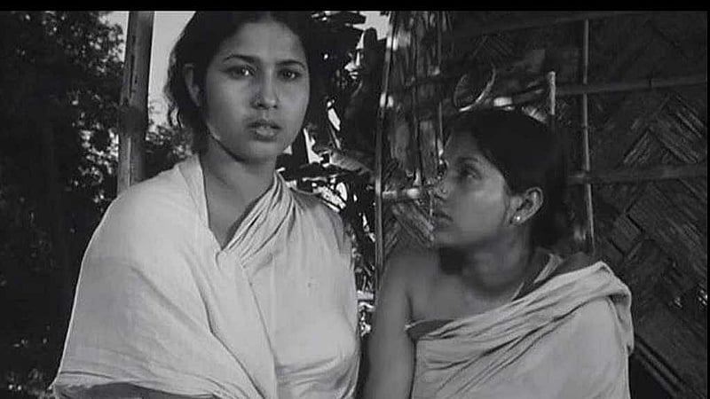 ‘তিতাস একটি নদীর নাম’ চলচ্চিত্রে কবরী (ডানে)।
